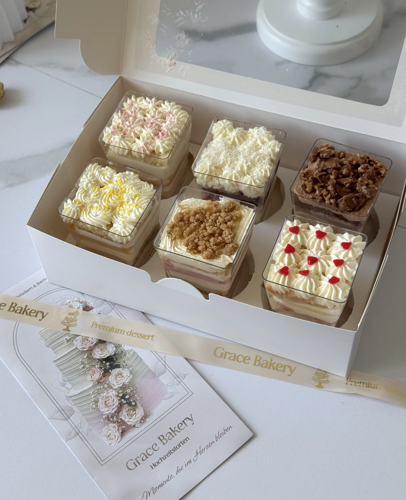 Verkostungsbox von Grace Bakery mit sechs Dessertbechern